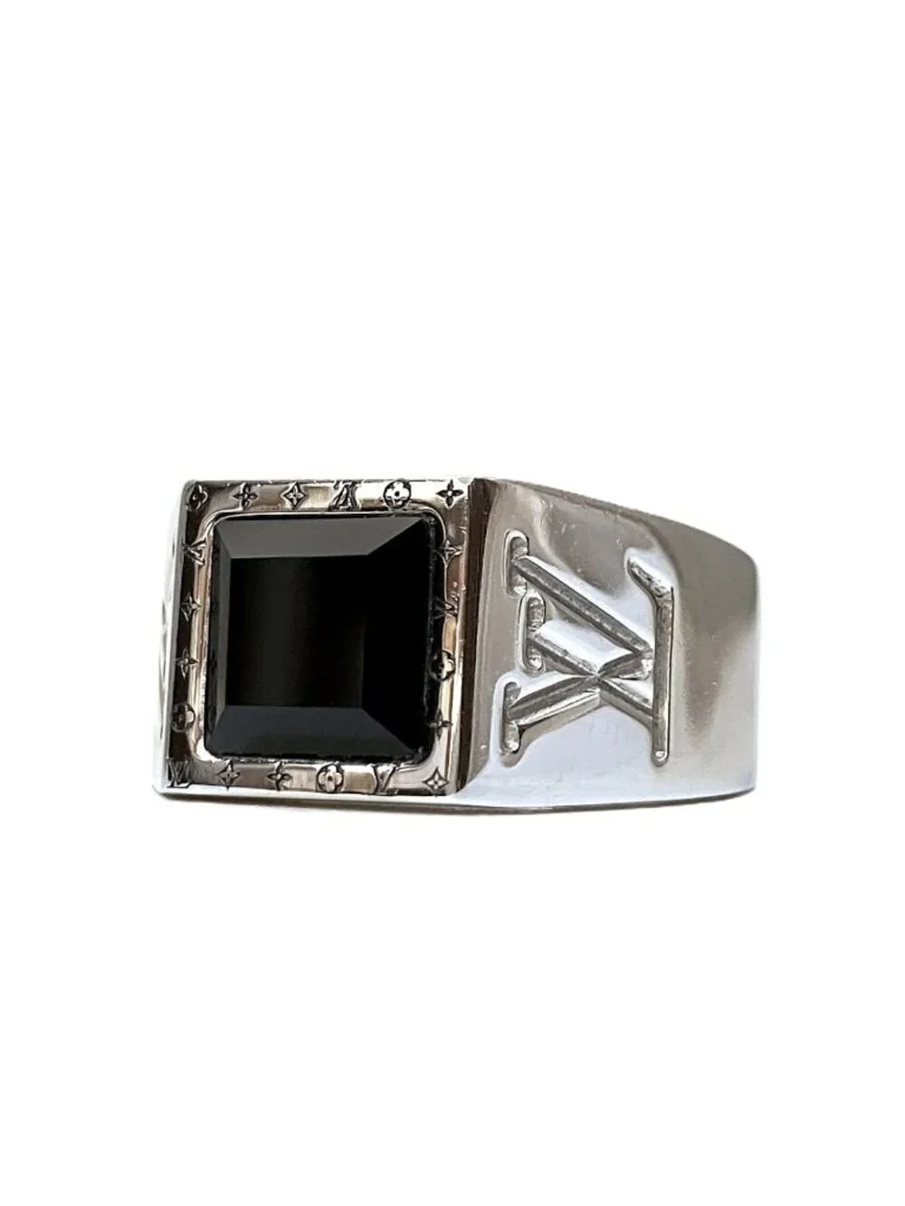 Louis Vuitton Bague Monogram Ring a Creasing Sally Gross Weight